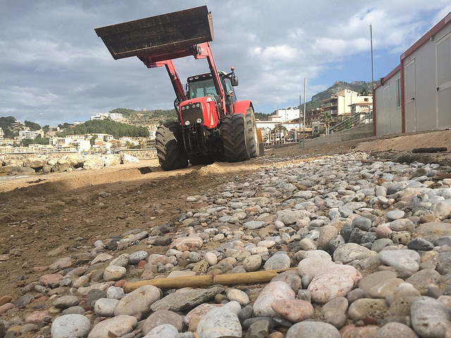 Trituración de piedra en playas